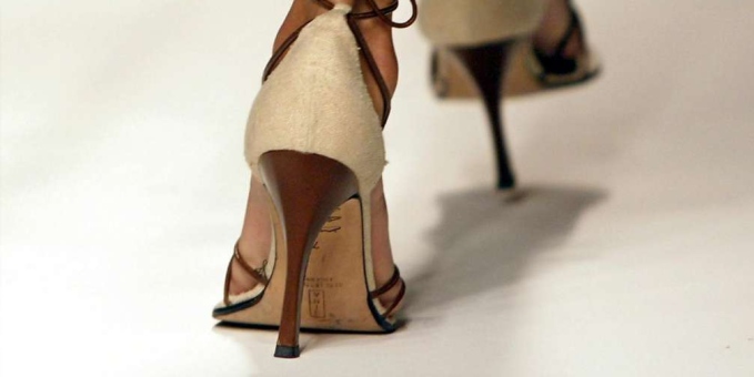 ORTOPEDISTA ENSEÑA A LAS MUJERES CÓMO CAMINAR CORRECTAMENTE EN TACONES